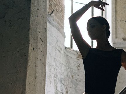 Imagem de uma bailarina como apresentação da IGAC na página principal