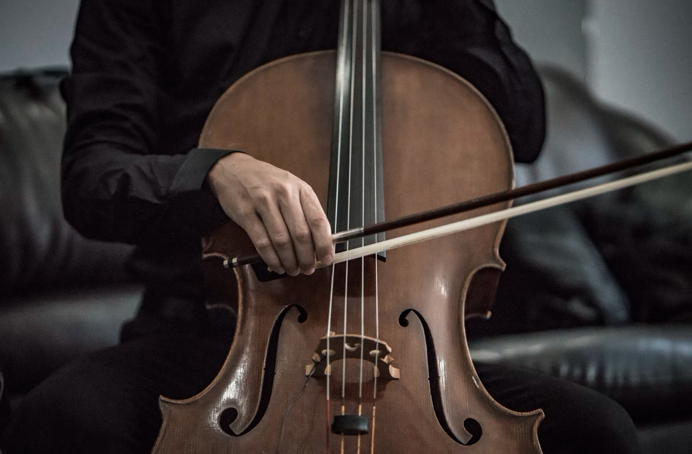 um violoncelo como imagem ilustrativa da página de entidades de gestão coletiva de DADC