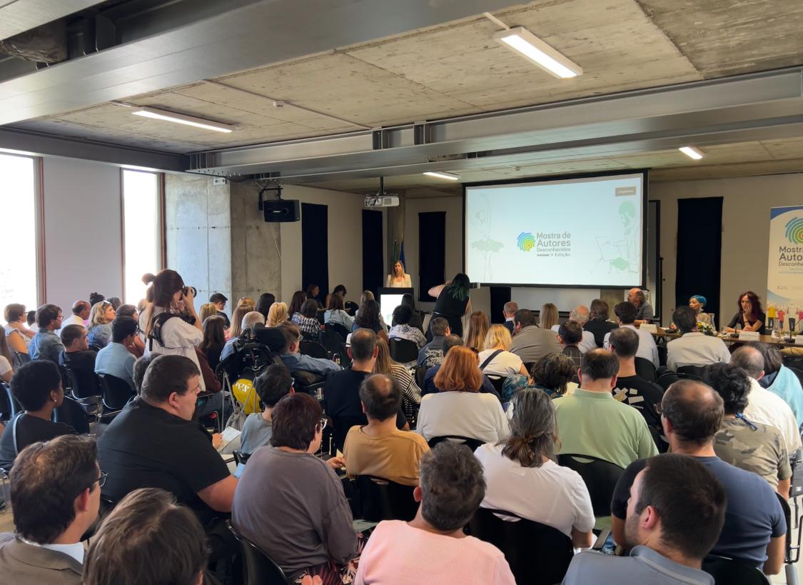 Vista geral da apresentação com a Dra. Margarida Balseiro Lopes - Ministra da Cultura - a discursar