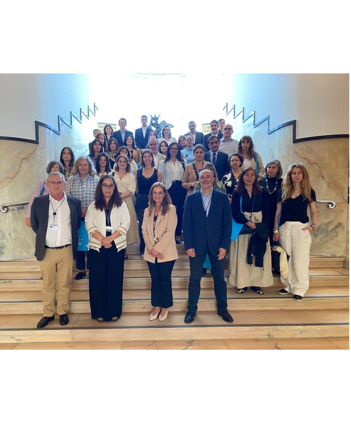 Fotografia de grupo com os representantes das entidades que integram a plataforma do Livro de Reclamações Eletrónico
