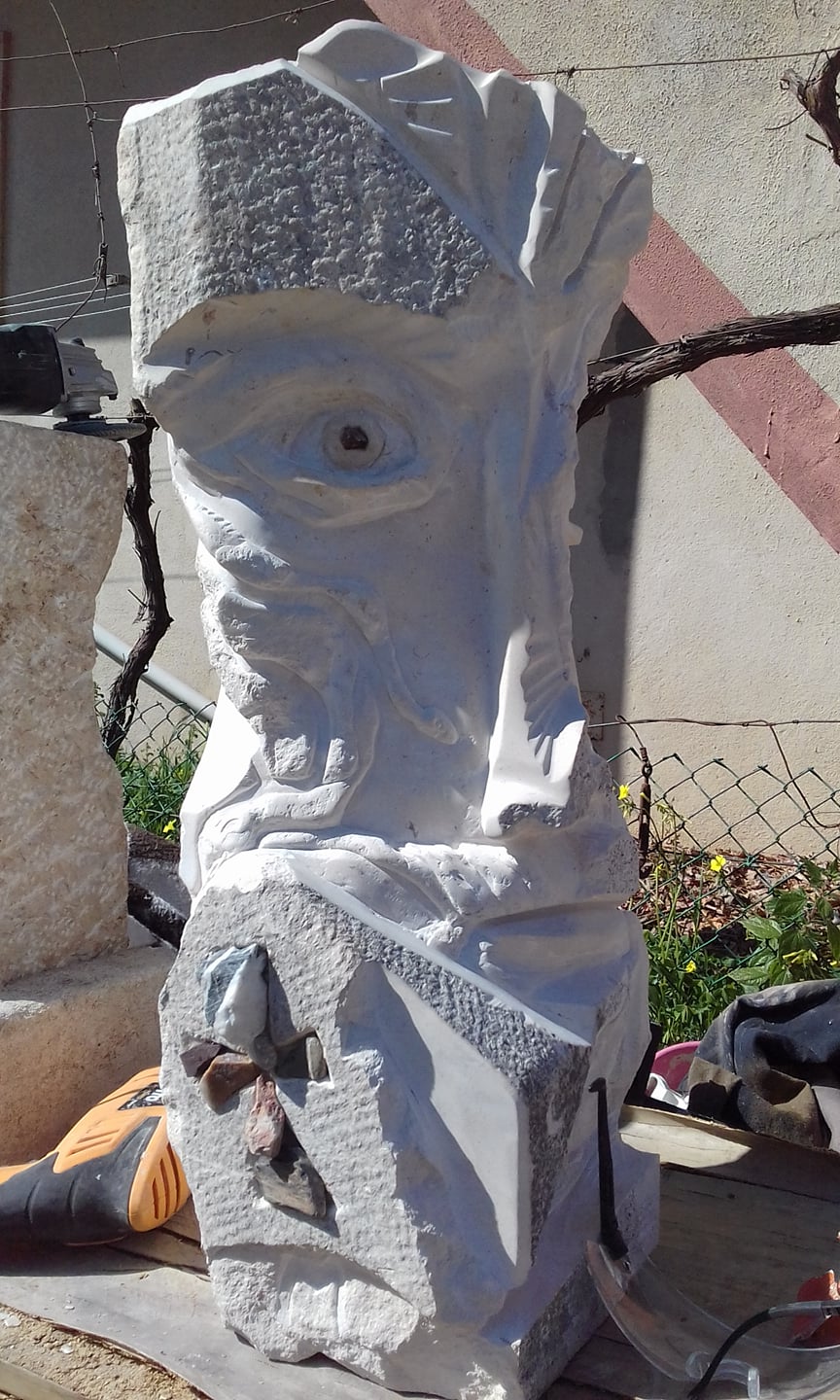 escultura em pedra em que o autor deu o nome de Zeus