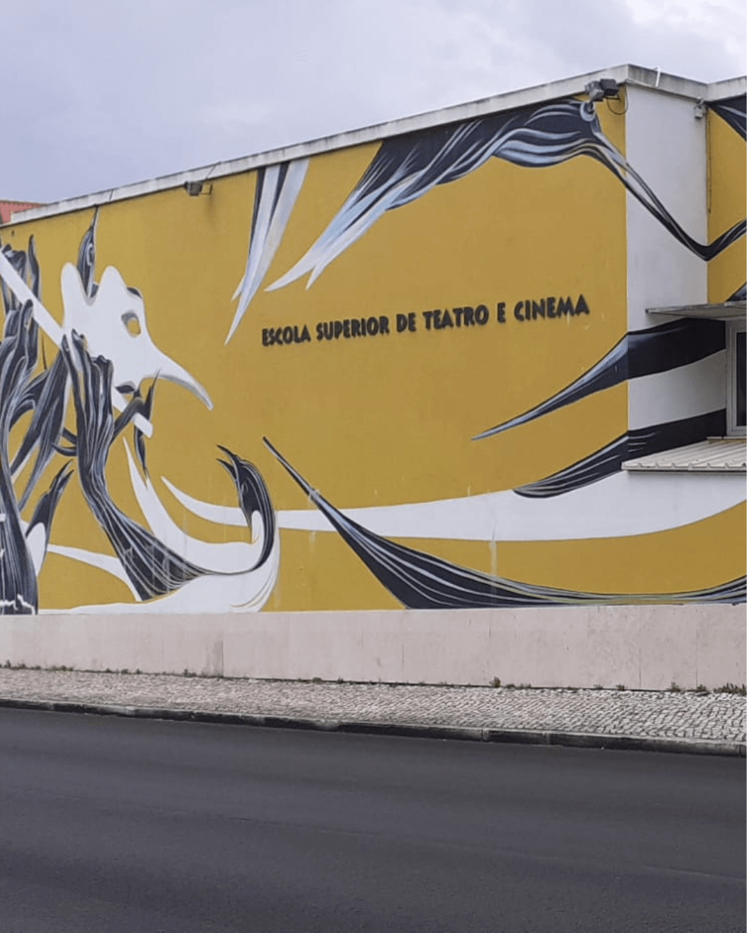 Fachada da Escola Superior de Teatro e Cinema