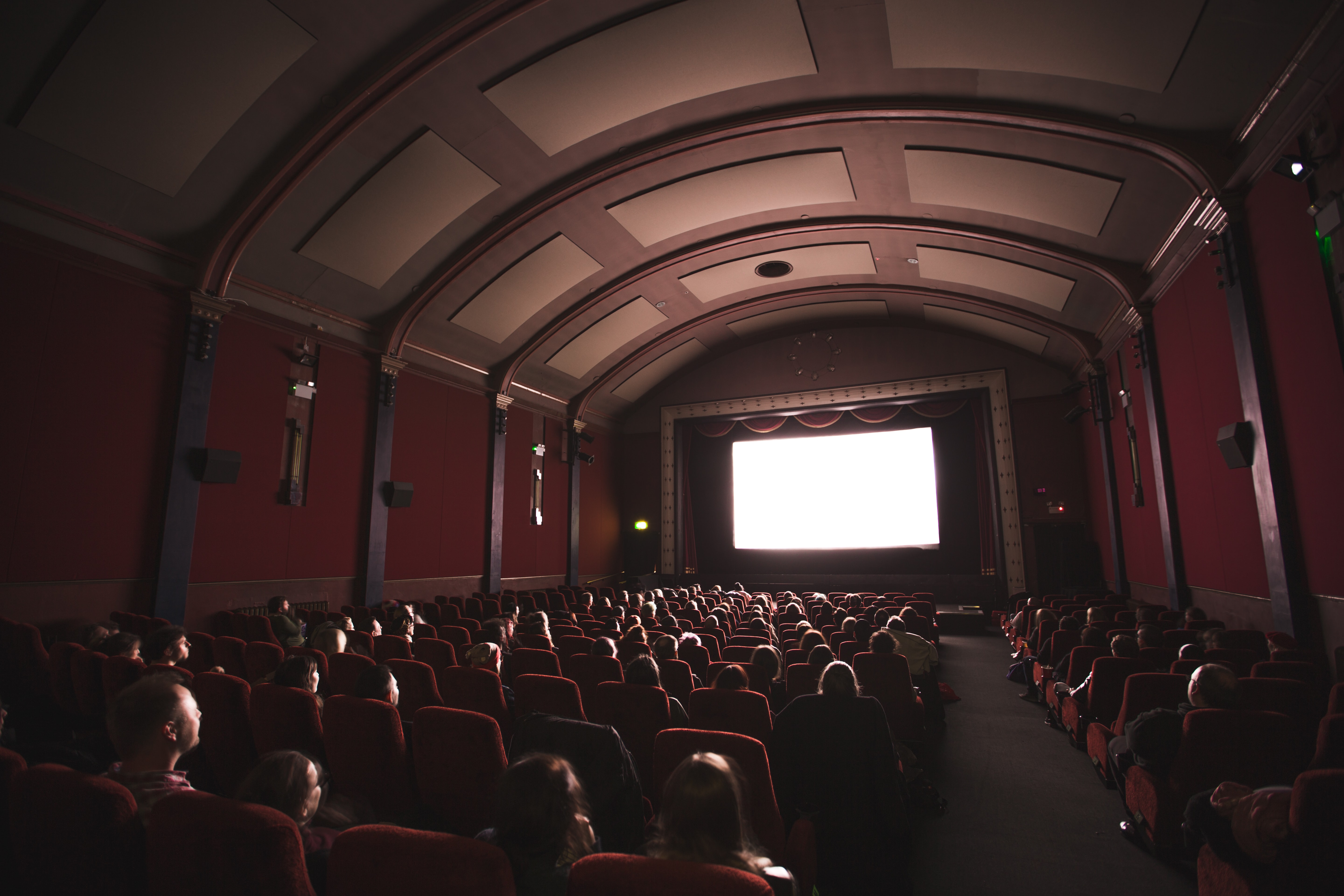 Sala de cinema com espetadores assistir um filme