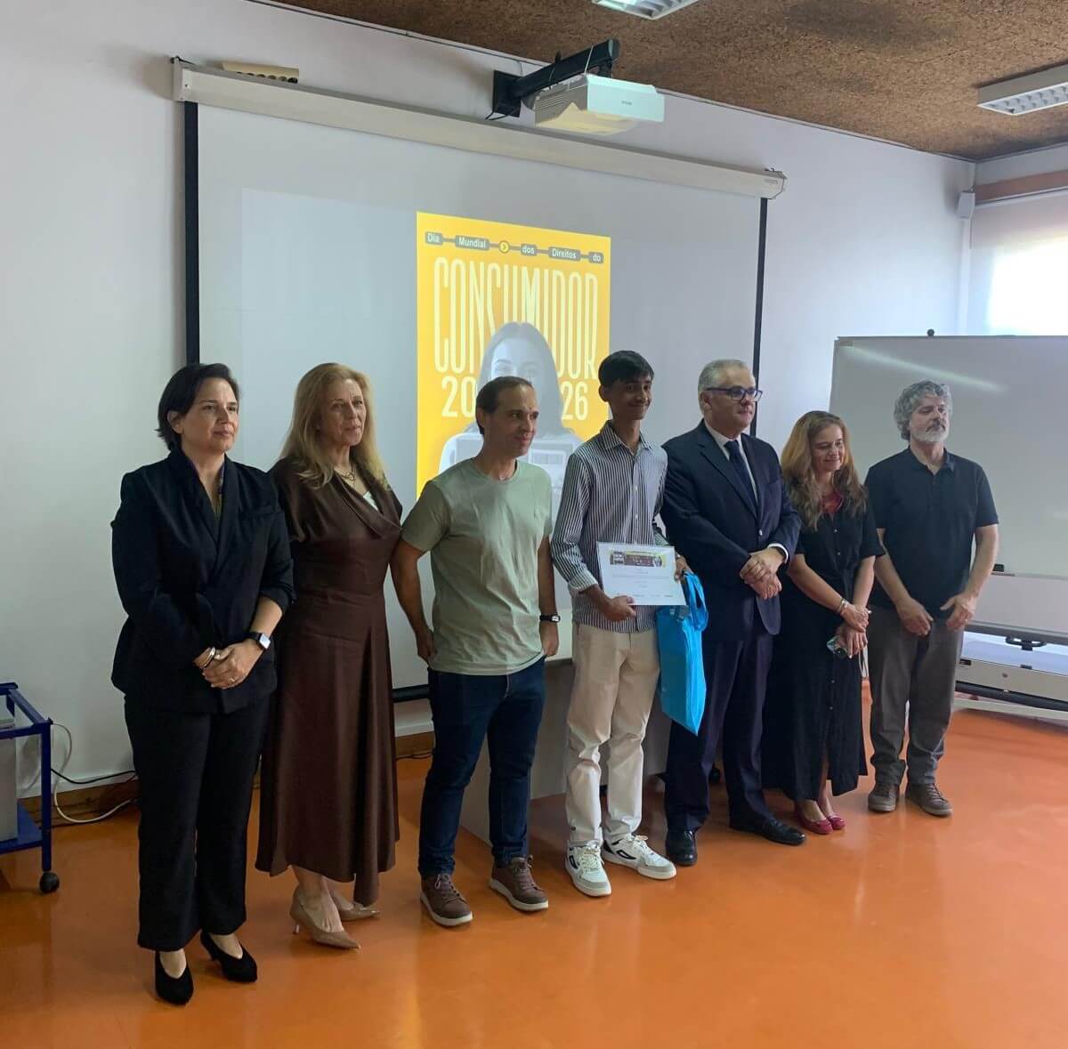 Fotografia do cartaz vencedor e respetivo aluno acompanhado pelos representantes das entidades presentes na Cerimónia de Entrega de Prémios.