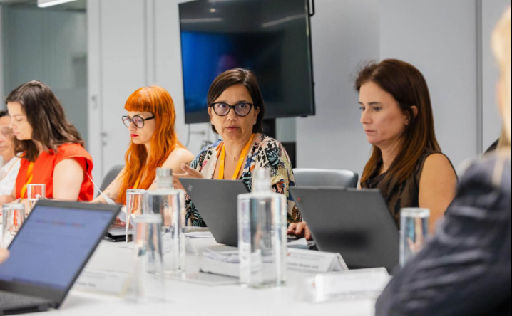 Vista da reunião de trabalho que elaborou o Relatório de avaliação com destaque para a Dra. Sara Medina, Sub-inspetora Geral da IGAC